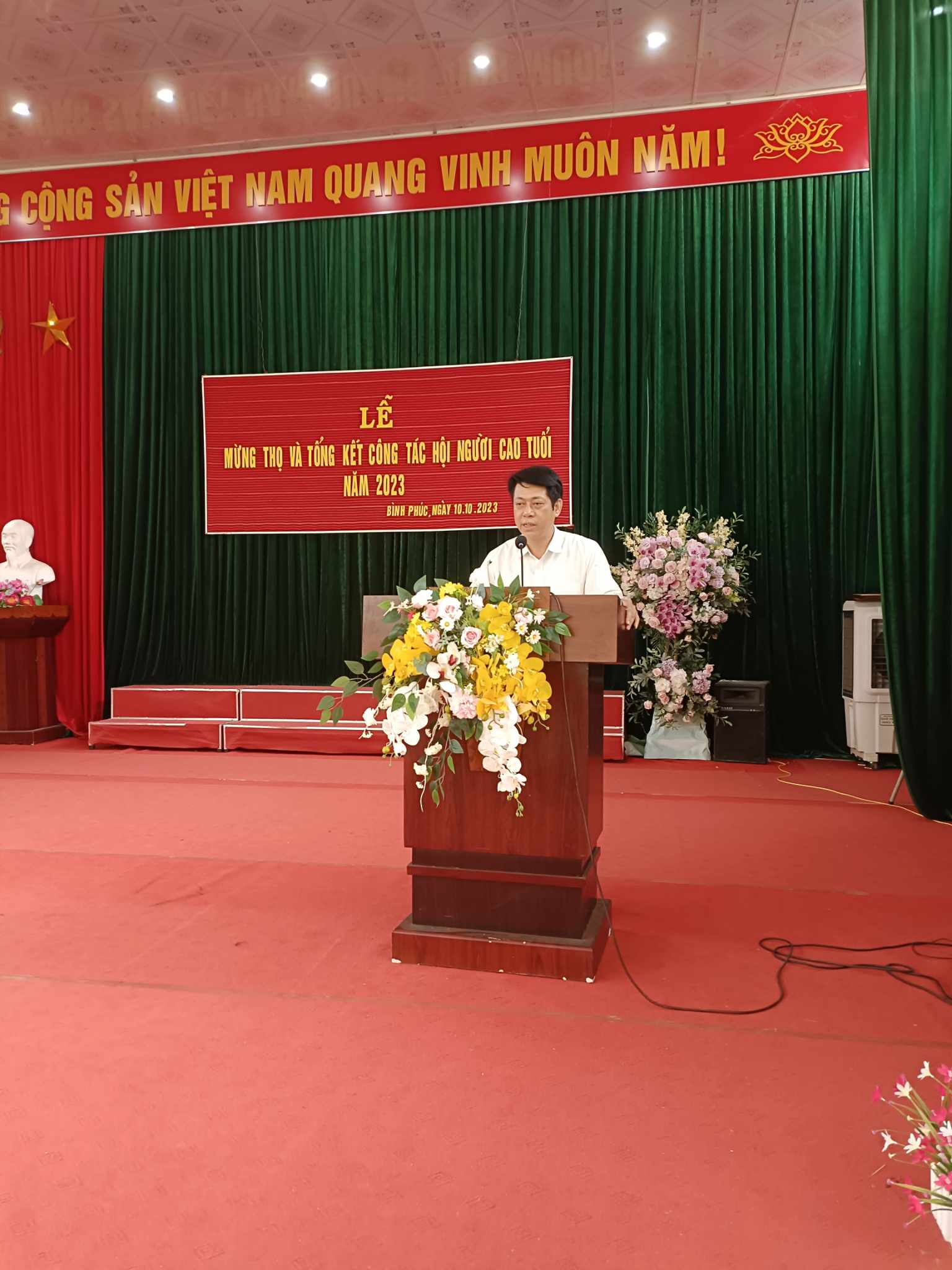 Ông Linh Văn Chuyên BTĐU- Chủ tịch UBND xã phát biểu tại buổi lễ