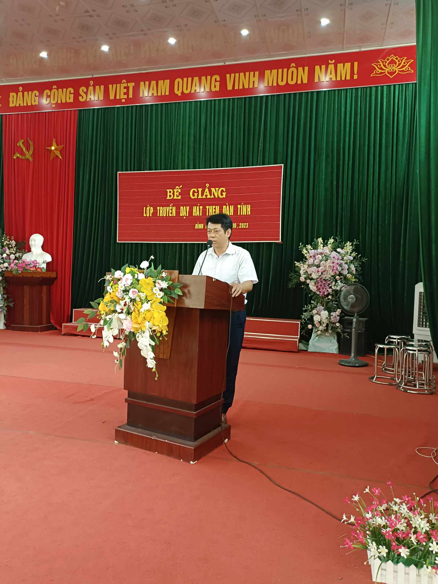 Đ/c Linh vhuyên- Bí thư đảng ủy, chủ tịch UBND xã phát biểu tại buổi bế giảng lớp