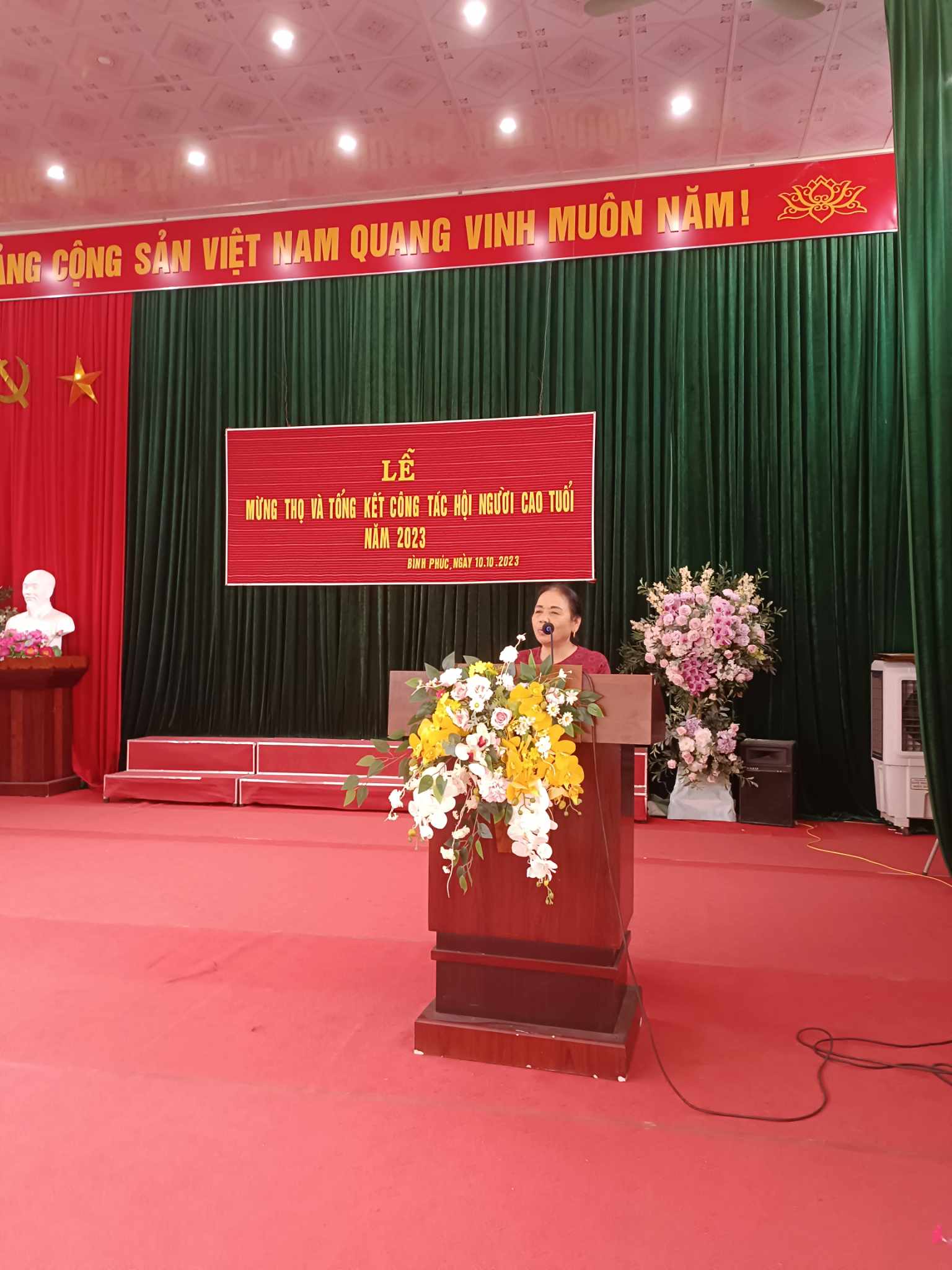 Bà Hà Thị Hoa chủ tịch Hội người cao tuổi phát biểu khai mạc tại buổi Lễ