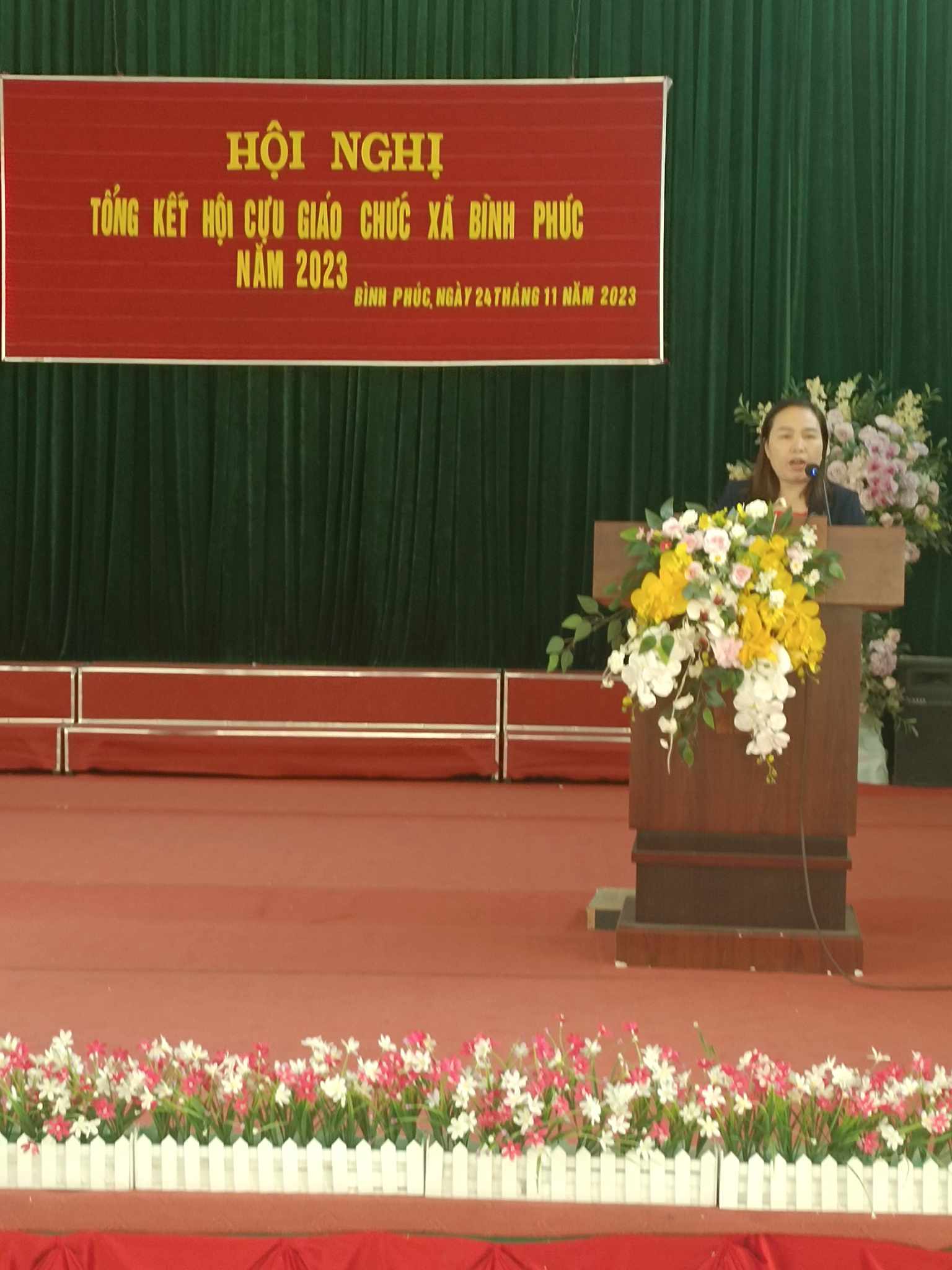 Đ/c Lương Thị Hợi Phó bí thư Đảng ủy, chủ tịch HĐND xã phát biểu tại hội nghị